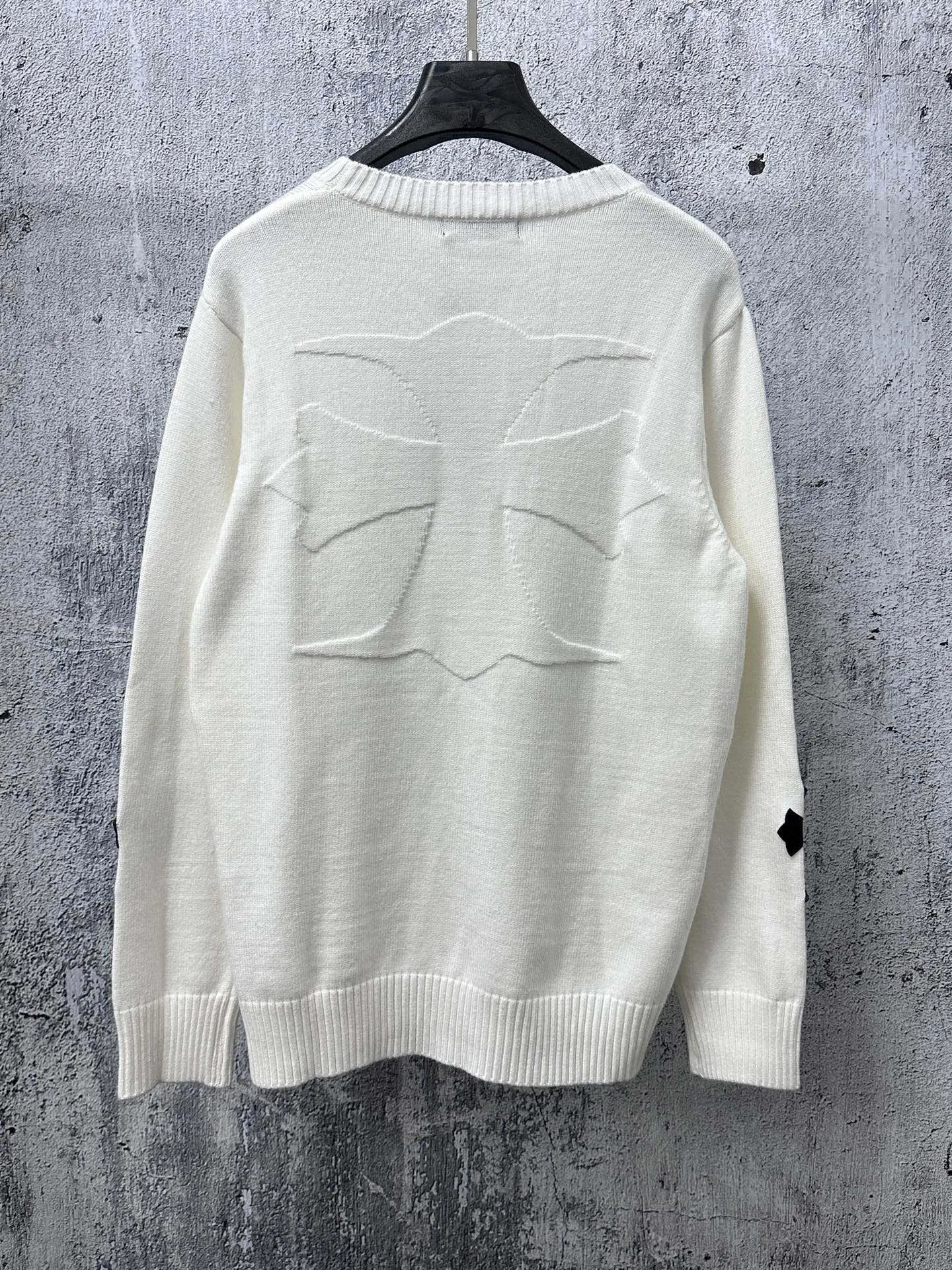 ￼ P250 【Chrome Hearts】Chrome Hearts' new cross-knitted jacquard appliquéd crew neck sweater. Contains 20% wool. The item is made of custom-dyed and custom-spun yarn and purchased from the original version. A full set of customized accessories. Details determine success or failure. A new model for autumn and winter. It is soft and delicate and does not tie the body. The upper body effect is very nice. Loose fit. Same style for men and women. Color: White Black Size: S-L